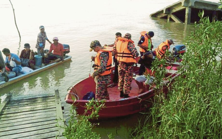 ANGGOTA penyelamat melakukan operasi mencari Mohd Harfa di Sungai Batang Lupar.
