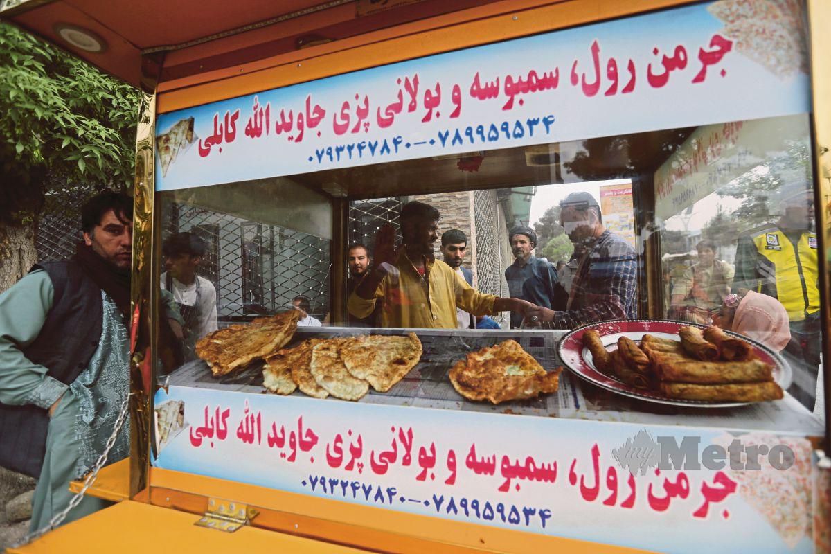 Peniaga Roti pipih atau naan-e-Afghani yang beroperasi dijalan dengan harga AF10 (RM0.46) sekeping di sekitar Bandar Kabul. FOTO ASWADI ALIAS. 
