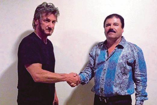 Penn (kiri)  berjabat tangan dengan ketua kartel dadah  berkenaan.
