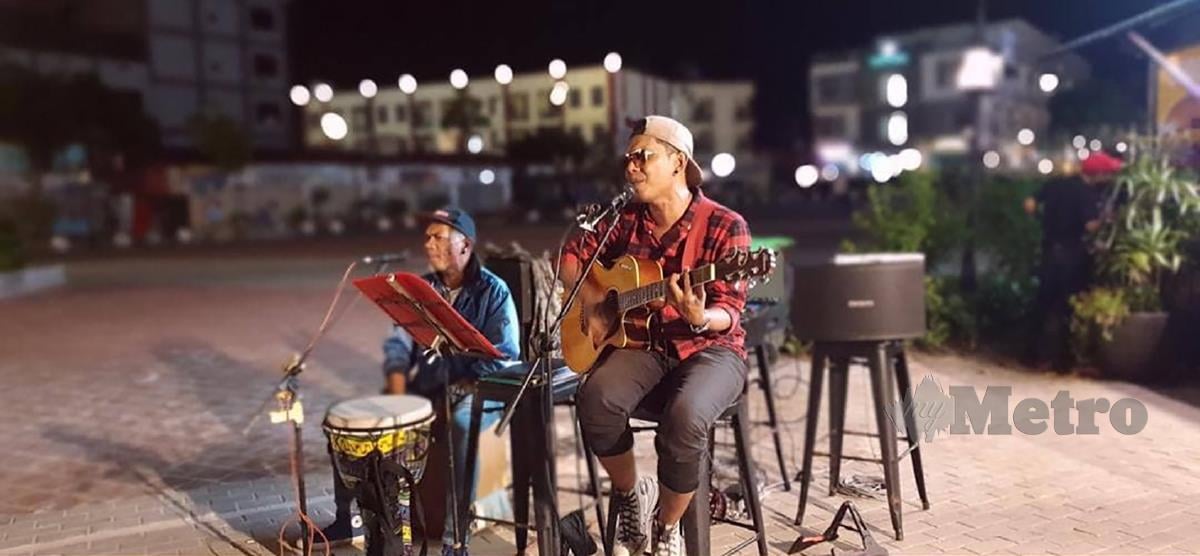 SHAM Faris  kini menjadi pemuzik jalanan di sebuah restoran dekat Pantai Chenang, Pulau Langkawi.