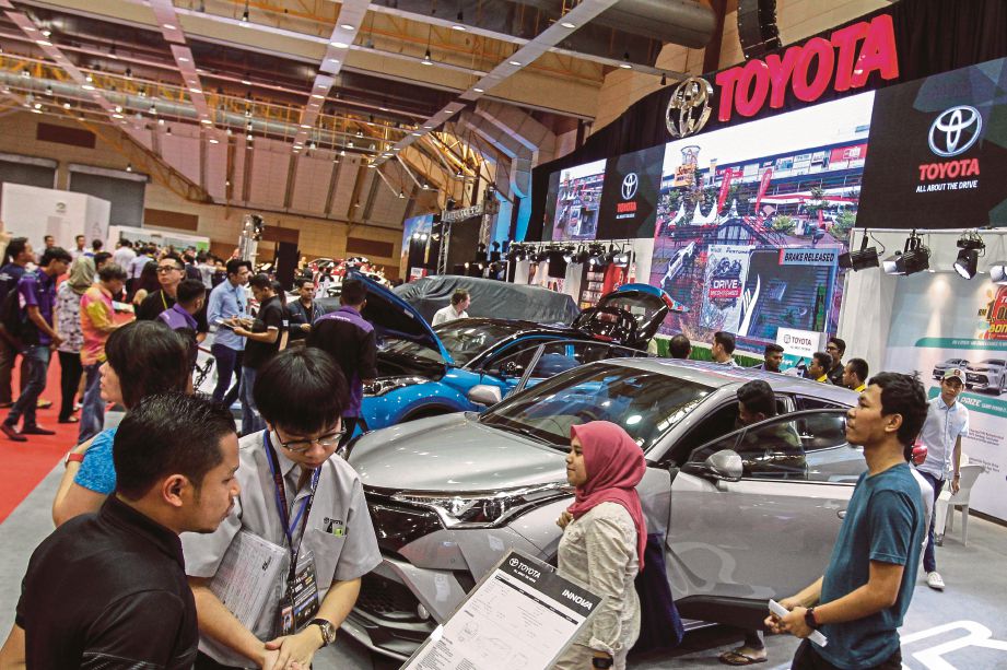 ORANG ramai hadir menyaksikan pameran Malaysia Autoshow 2017 di Tapak Ekspo MAEPS, semalam.