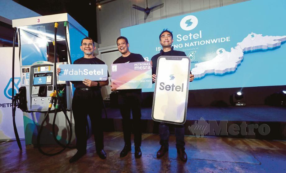 DARI kiri, Timbalan Presiden Pemasaran, Perniagaan Hiliran Petronas,  Datuk Seri Syed Zainal Abidin Syed Mohamed Tahir, Azrul Osman dan  Iskandar ketika pelancaran Setel untuk seluruh negara, semalam.