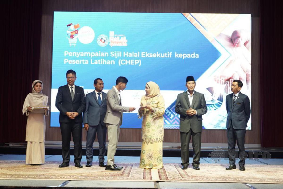 SHARIFAH Hasidah menyampaikan Sijil Eksekutif Halal kepada peserta latihan Certified Halal Executive Program (CHEP). Seramai 17 peserta menerima sijil tersebut pada  Majlis Kempen Inisiatif Bajet 2022 sempena Program Jelajah Halal Malaysia Sarawak.