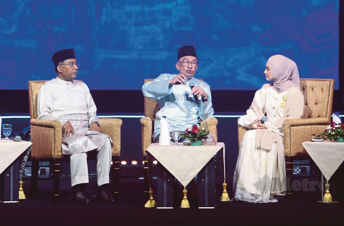 ANWAR (tengah) bersama Menteri Pendidikan Tinggi Datuk Seri Zambry Abd Kadir (kiri), dan moderator Hawa Rizwana Ahmad Redzuan pada Sesi Temu Anwar. FOTO Mohamad Shahril Badri Saali.