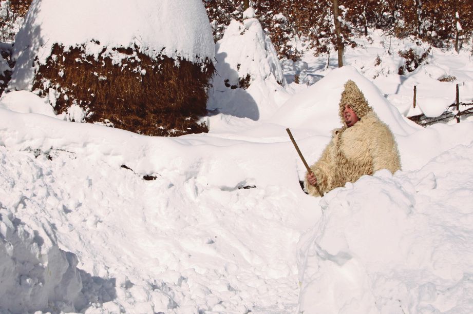 SEORANG lelaki di Jezerc, Kosovo, meredah salji ketika suhu berada di sekitar negatif 26 darjah Celsius. - Reuters 
