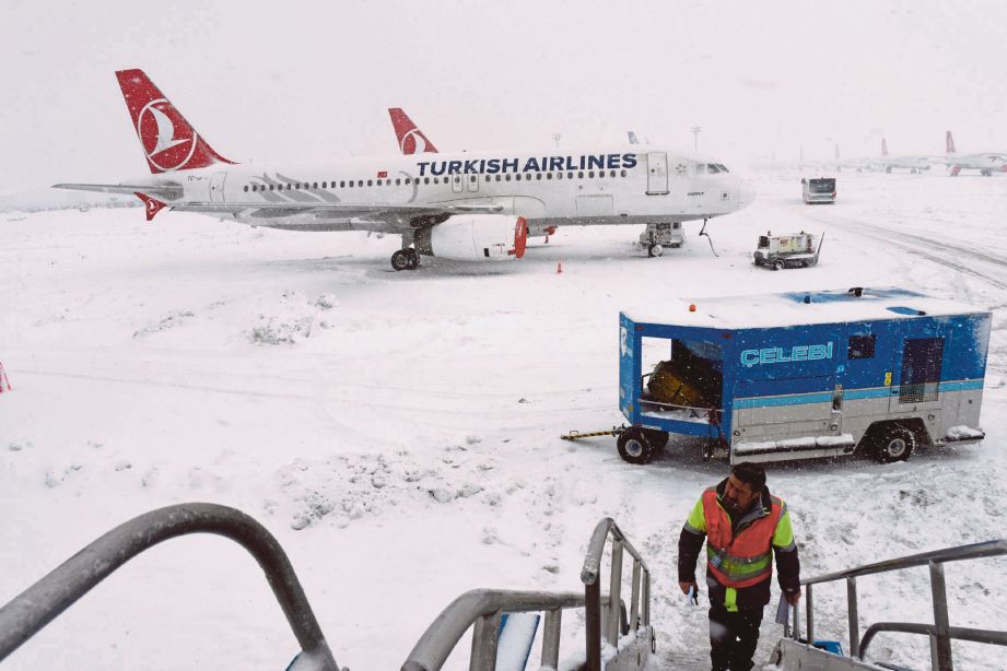 SEBUAH pesawat syarikat penerbangan Turki tersadai di landasan Lapangan Terbang Antarabangsa Atartuk di Istanbul selepas salji tebal melanda bandar raya terbesar Turki itu, semalam. - EPA  