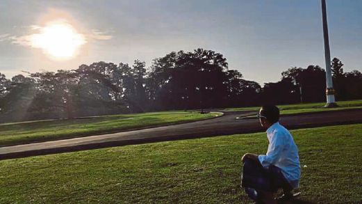 PRESIDEN Indonesia, Joko Widodo juga tidak melepaskan peluang menyaksikan gerhana matahari di kediamannya di Bogor.