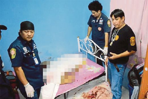 ANGGOTA polis membuat pemeriksaan pada mayat Suttinee (dikaburkan media Thai) yang ditemui mati dibunuh kekasihnya sendiri.
