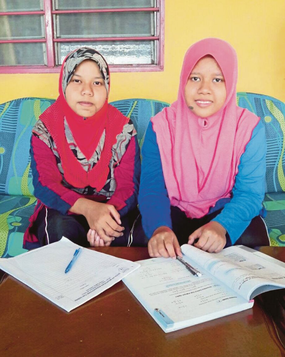 Siti Nabilah (kiri) dan Nor Aishah mengulang kaji pelajaran di Rumah Anak Yatim dan Miskin at-Taqwa.