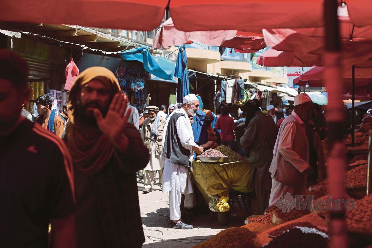 Seorang lelaki menegur jurugambar agar tidak merakam gambar ditempat awam seperti pasar yang boleh menimbulkan rasa tidak senang orang ramai di Bandar Kabul. FOTO ASWADI ALIAS. 