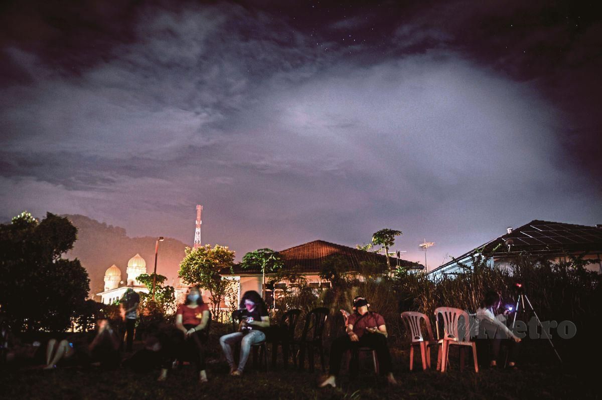 ORANG ramai di Balik Pulau menunggu untuk melihat dan merakam gambar hujan meteor Geminid pada waktu kemuncak. FOTO Bernama