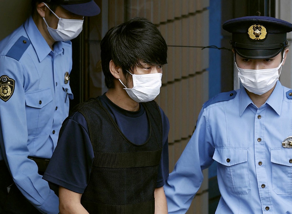 Tetsuya Yamagami ketika dibawa ke pejabat pendakwa raya di Nara. FOTO Reuters.