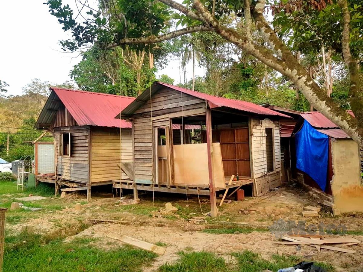 KEADAAN rumah Helmi yang musnah akibat banjir melanda Kampung Telekong, Chennah pada 18 Disember 2021.