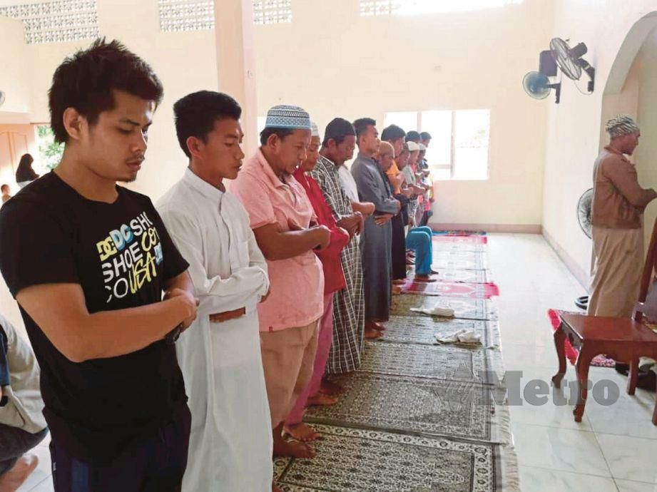 JEMAAH menunaikan solat sambil diimamkan Zulkifli di sebuah masjid di Zamboanga.