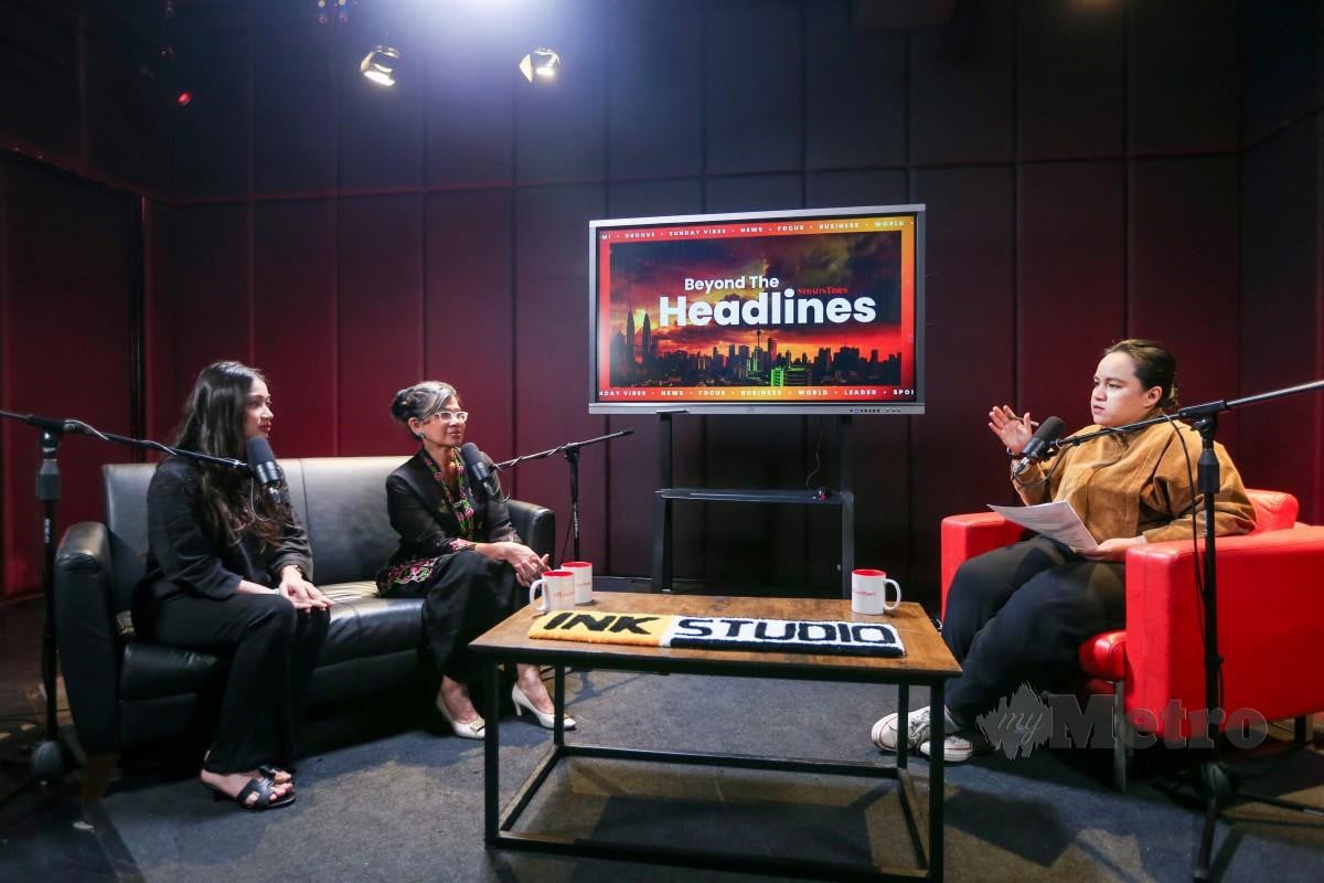 NIK Elin Zurina dan anaknya Tengku Yasmin Nastasha (kiri) ketika menjadi menjadi tetamu dalam wawancara eksklusif podcast 'Beyond the Headlines' bersama New Straits Times. FOTO Aswadi Alias.