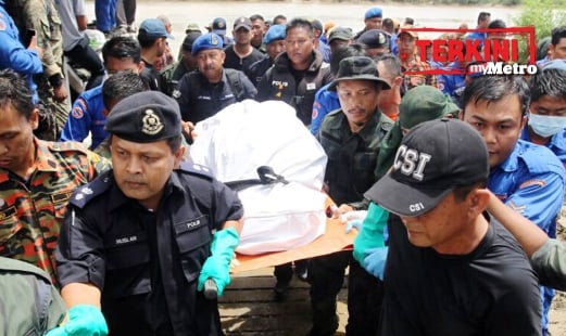PASUKAN penyelamat terdiri dari pelbagai agensi mengangkat mayat dipercayai juruterbang  helikopter yang membawa rombongan kenamaan ketika dalam perjalanan pulang dari Betong ke Kuching dalam kejadian khamis lalu di Jeti Lingga. FOTO Khairull Azry Bidin