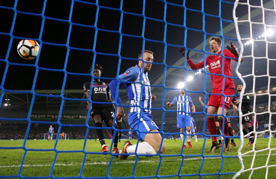 MURRAY (tengah) jaring gol kemenangan Brighton. FOTO/AFP 