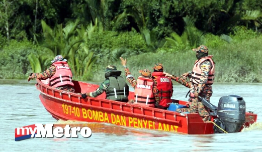 ANGGOTA Jabatan Bomba dan Penyelamat (JBPM) Sarawak meneruskan operasi mencari dan menyelamat (SARS) di kawasan tebing Sungai Batang Lupar, Lingga. FOTO Khairull Azry Bidin