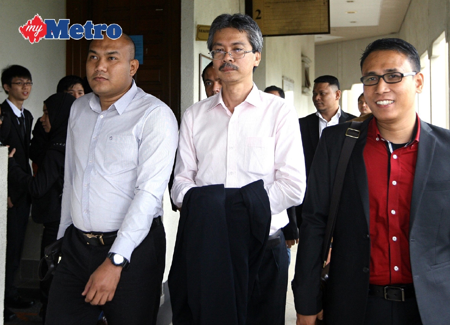 Pegawai SPRM membawa Pengarah Eksekutif (Pengurusan Projek) DBKL, Datuk Seri Syed Afendy Ali Syed Abid Ali (tengah) untuk di tuduh melibatkan kes rasuah di Mahkamah Sesyen, Kompleks Mahkamah Kuala Lumpur. FOTO Yusni Ariffin
