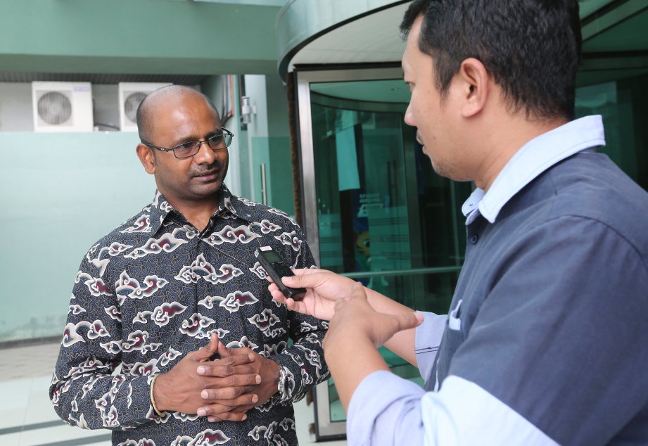 NISHEL (kiri) ketika di temuramah wartawan Sukan Berita Harian, Haika Khazi di MSN, Bukit Jalil. FOTO/OWEE AH CHUN.