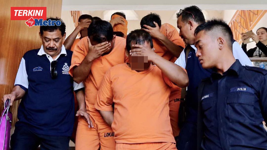 TIGA suspek (depan)  kes bunuh dua anggota TLDM yang meninggal dunia ketika beraa dalam Bilik Tahanan Unit Sungai Wangi, Sitiawan dibawa keluar dari Mahkamah Majistret Seri Manjung selepas polis mendapat perintah reman selama tujuh hari. FOTO Abdullah Yusof