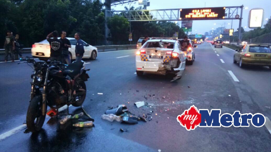 KEADAAN kereta Unit Peronda Polis (MPV) selepas dirempuh motosikal. FOTO Ihsan PDRM