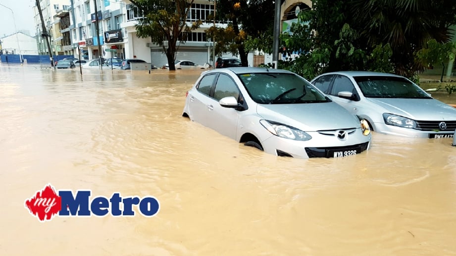 BANJIR kilat berlaku di kawasan Jalan Makloom, Jalan Sungai dan P. Ramlee akibat hujan lebat yang turut menyebabkan berlaku banjir kilat di sekitar Pulau Pinang. FOTO Mikail Ong