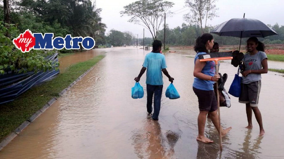 KEKADAAN jalan di Kampung Tepi Sungai, Permaipura, Bedong yang dinaiki air akibat hujan lebat. FOTO Omar Osman