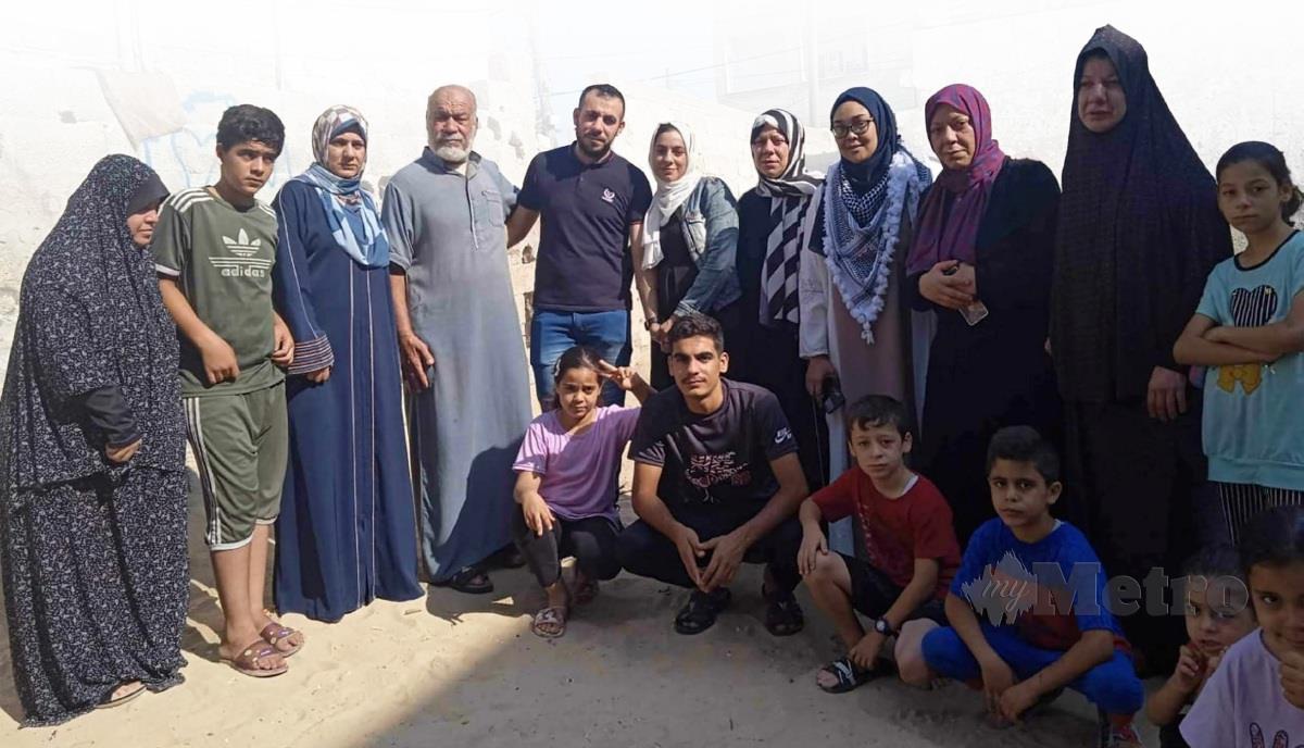 NURUL Ain (empat dari kanan) dan suaminya Mohamed Adan (lima dari kiri) bersama ahli keluarga mereka di Khan Yunis, Semenanj emenanjung Gaza.