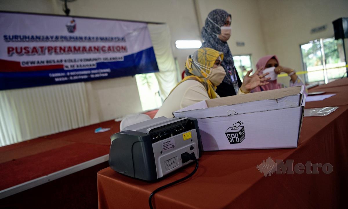 Para petugas Suruhanjaya Pilihan Raya (SPR) melakukan simulasi sebagai persediaan menjelang hari penamaan calon bagi Pilihan Raya Negeri (PRN) Melaka esok di Dewan Besar Kolej Komuniti Selandar ketika tinjauan hari ini. FOTO BERNAMA
