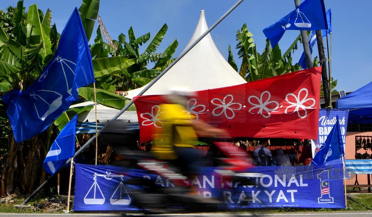 Bendera Barisan Nasional (BN) dan Parti Pribumi Bersatu Malaysia (BERSATU) mula dipasang menjelang penamaan calon bagi Pilihan Raya Negeri (PRN) Melaka esok ketika tinjauan di sekitar Dewan Undangan Negeri Tanjung Bidara, hari ini. FOTO BERNAMA