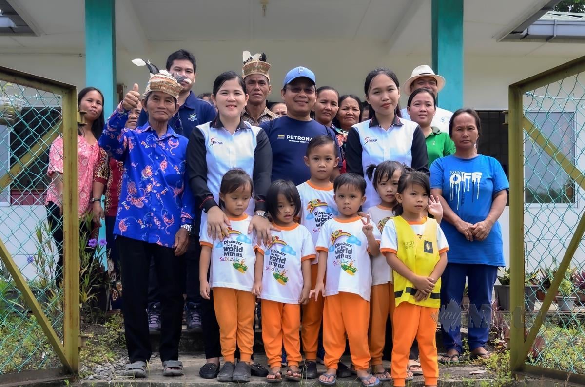 Kanak-kanak bersama guru mereka di Tadika SeDidik Penan yang terletak di kawasan penempatan masyarakat Penan, Long Jenalong, kira-kira 200 kilometer dari bandar Miri. FOTO BERNAMA