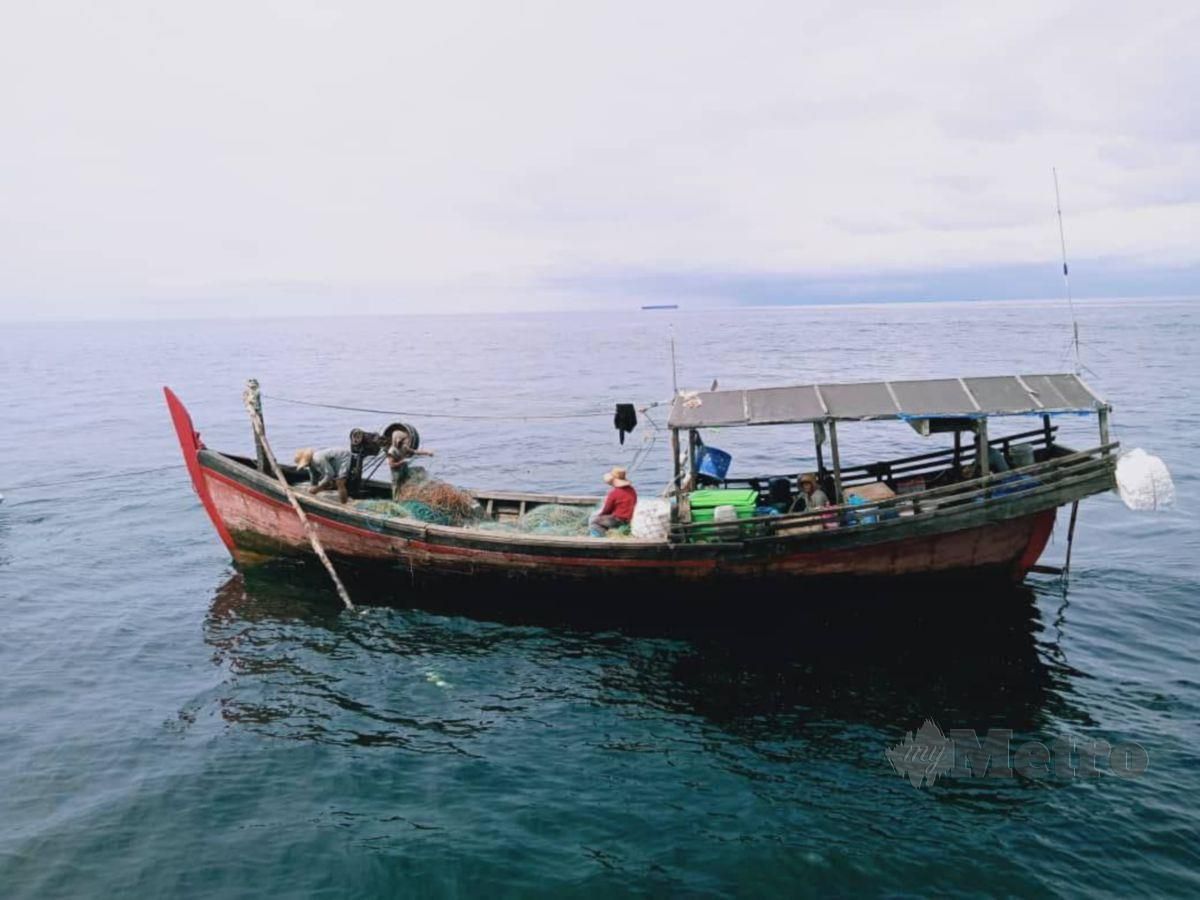 Agensi Penguatkuasaan Maritim Malaysia (APMM) mengusir bot nelayan Indonesia yang menceroboh perairan Pulau Jarak, Lumut. FOTO IHSAN APMM