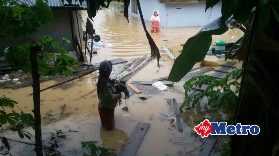 KEADAAN banjir di beberapa tempat di Johor Bahru. FOTO Ihsan APM