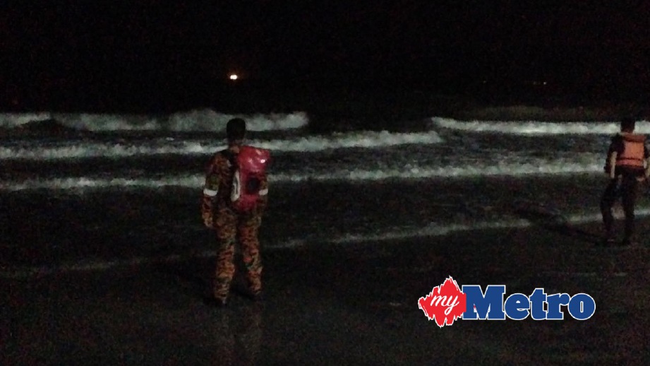 PASUKAN penyelamat menjalankan operasi mencari lelaki yang dikhuatiri lemas di Pantai Batu 8, Telok Kemang. FOTO Khairul Najib Asarullah Khan