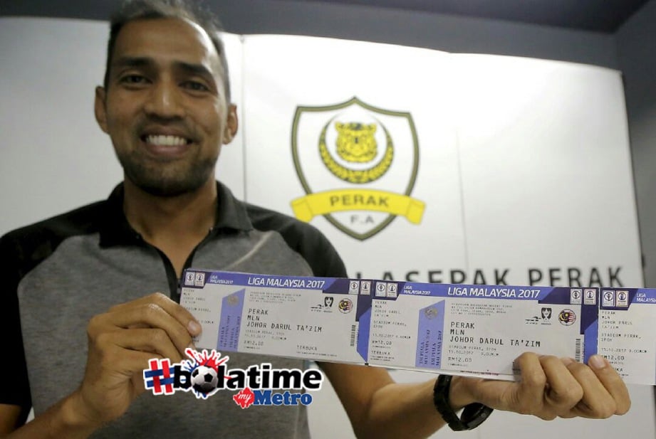 AHMAD Shahrul menunjukkan tiket perlawanan separuh akhir Piala Malaysia antara Perak dan Johor DT yang akan dijual. FOTO Abdullah Yusof