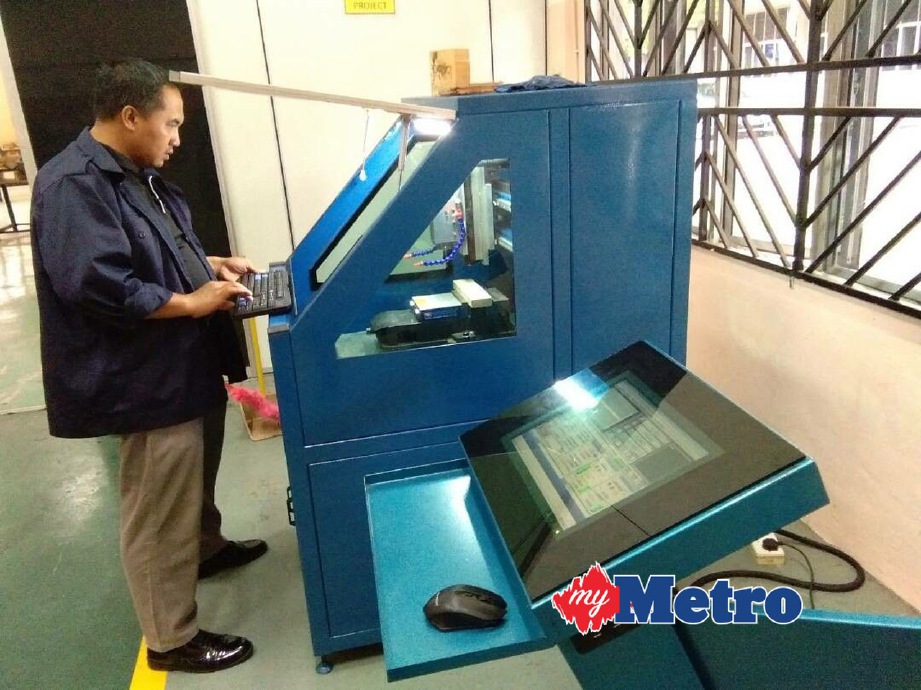 PENSYARAH Institut Kemahiran Belia Negara (IKBN) mencuna mesin CNC. FOTO ihsan Politeknik Merlimau