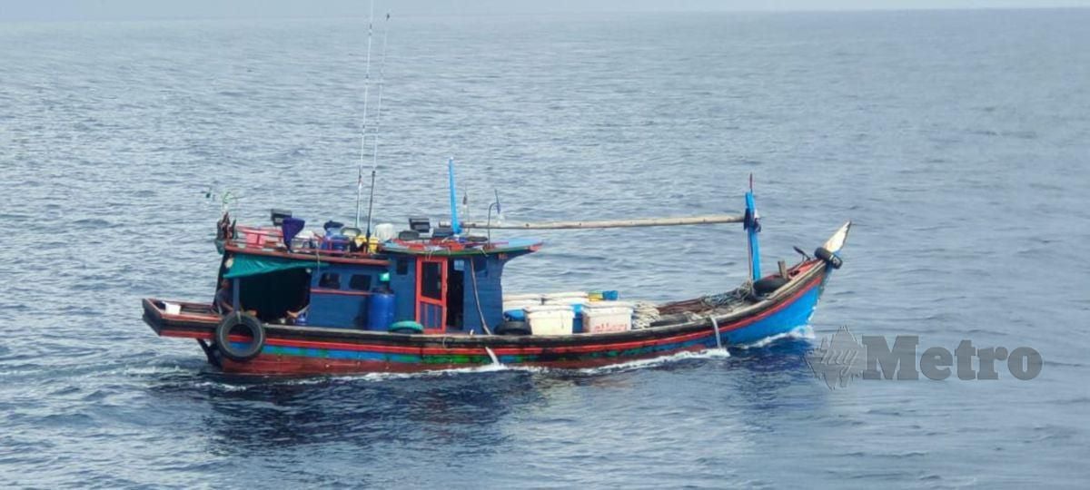 TLDM mengusir tiga bot nelayan Indonesia di 26 Batu Nautika selatan Pulau Perak semalam. FOTO Ihsan TLDM