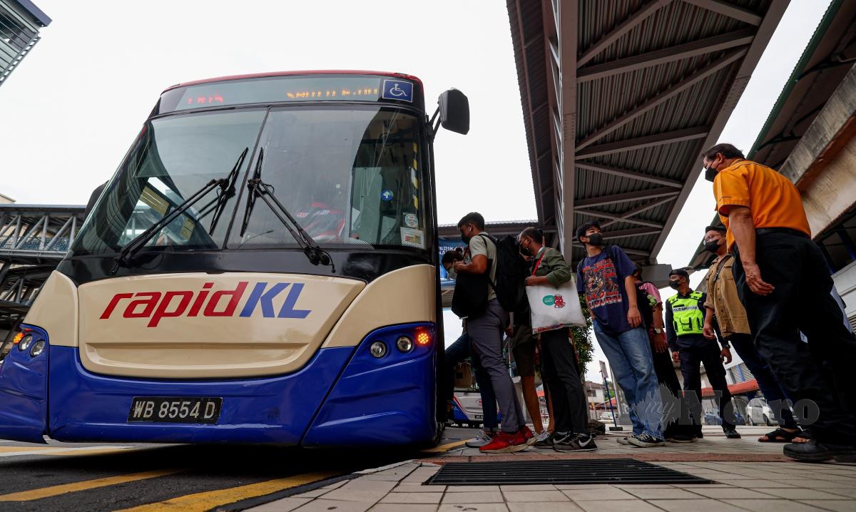 Bas perantara percuma untuk membawa penumpang yang terjejas, berikutan penutupan 16 stesen tren Transit Aliran Ringan (LRT) antara Kelana Jaya dan Ampang Park. FOTO BERNAMA