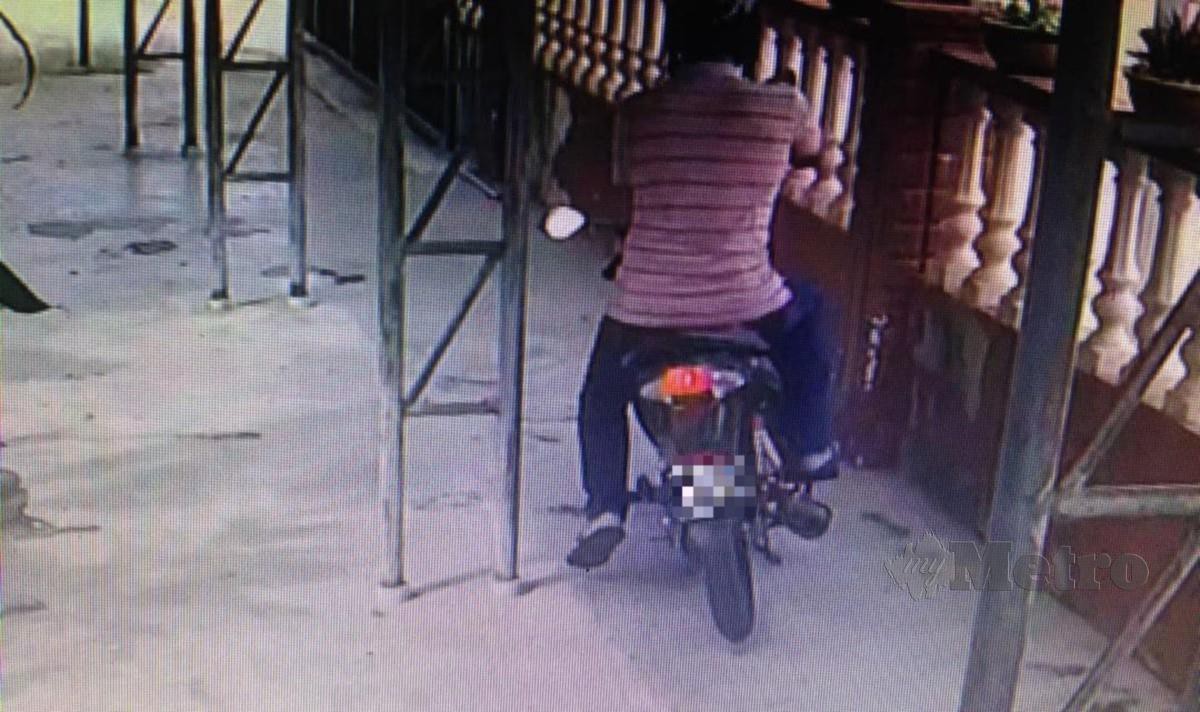  Rakaman kamera litar tertutup (CCTV) yang menunjukkan imej seorang lelaki yang menunggang motosikal untuk melakukan kegiatan pecah tabung masjid dalam daerah Seberang Perai Utara. FOTO Ihsan PDRM