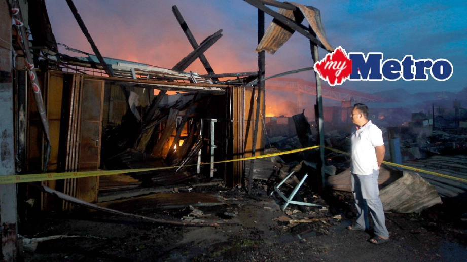MUHAMMAD Faizol Abdullah, 29, melihat kedainya yang musnah dalam kebakaran di Kampung Seberang Tok Pi, Kuala Perlis. FOTO Azhar Ramli