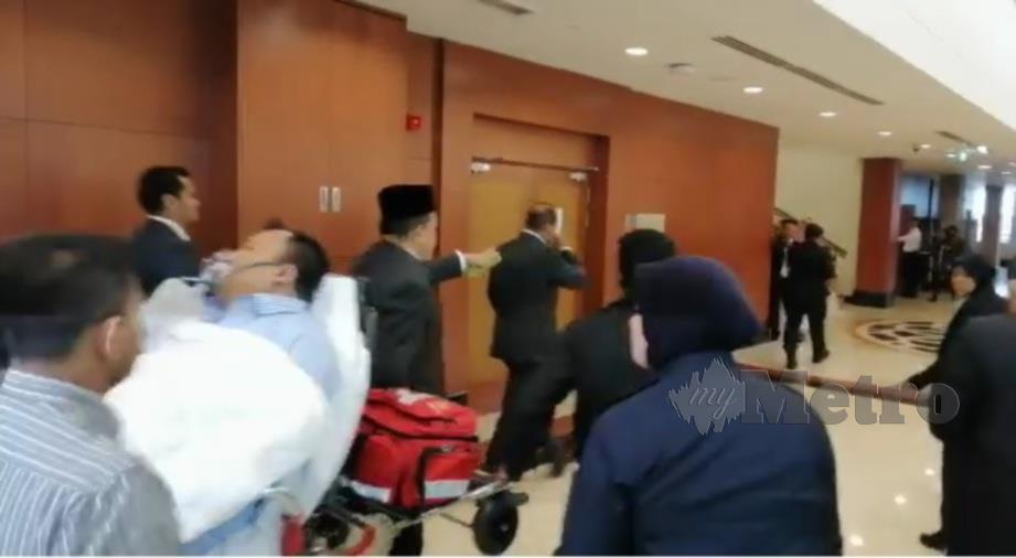 Timbalan Menteri Komunikasi Eddin Syazlee Shith di bawa keluar bagi mendapatkan rawatan lanjut di Institut Jantung Negara (IJN). FOTO Mohd Husni Mohd Noor