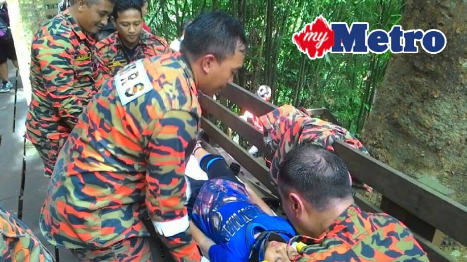 BOMBA membawa turun budak lelaki, 9, yang cedera ketika mendaki Gunung Singai di Bau, hari ini. FOTO Ihsan Bomba
