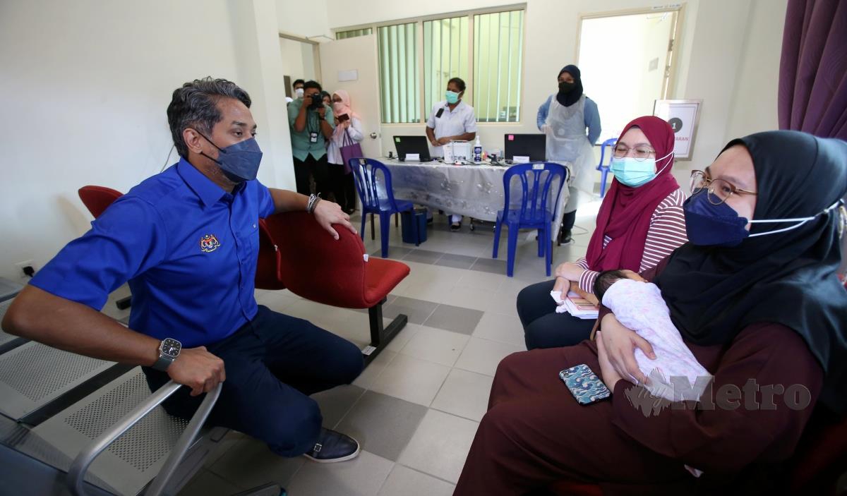 Menteri Kesihatan Khairy Jamaluddin melawat sekitar hospital pada Majlis Pelancaran Pengoperasian Hospital Cyberjaya hari ini. FOTO HAZREEN MOHAMAD