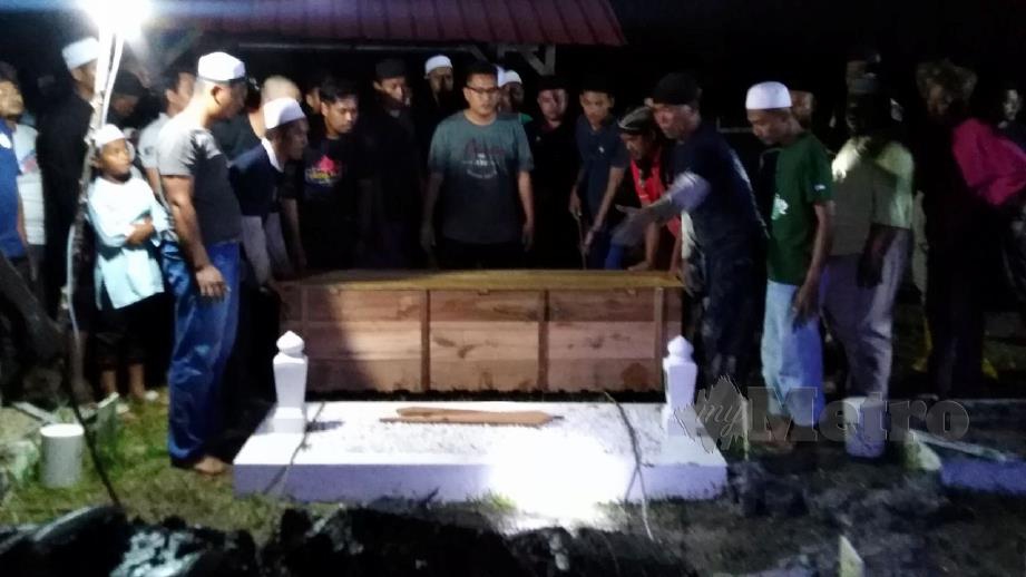 JENAZAH Mohamad Taslim selamat dikebumikan di Tanah Perkuburan Islam Kampung Batu 23, Sungai Nibong. FOTO Amirul Aiman Hamsuddin