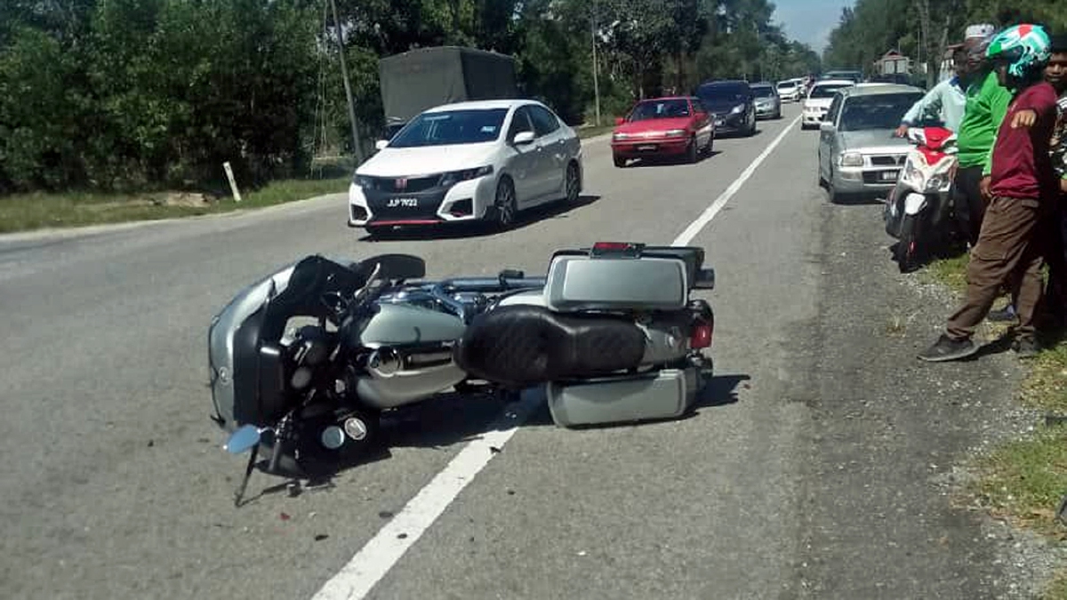 MANGSA maut selepas motosikal berkuasa tinggi merempuh kereta. FOTO ihsan pembaca