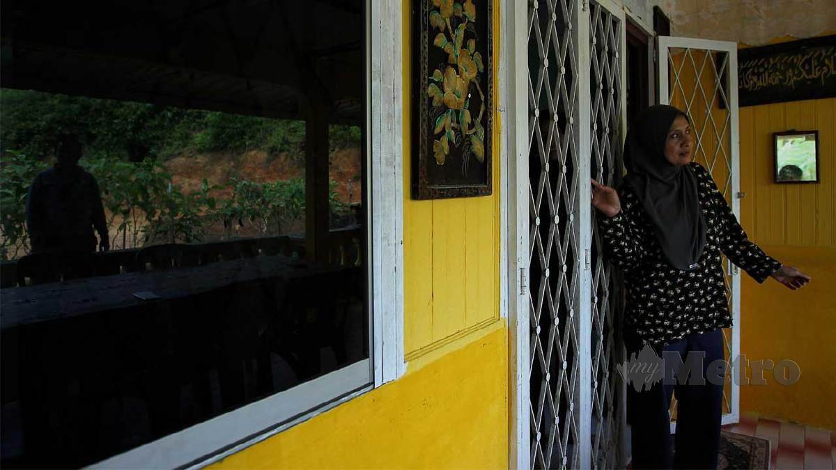 MARINA menceritakan pengalaman melihat kelibat lembaga hitam di hadapan rumahnya selepas diganggu dengan ketukan pintu misteri. FOTO Azrul Edham