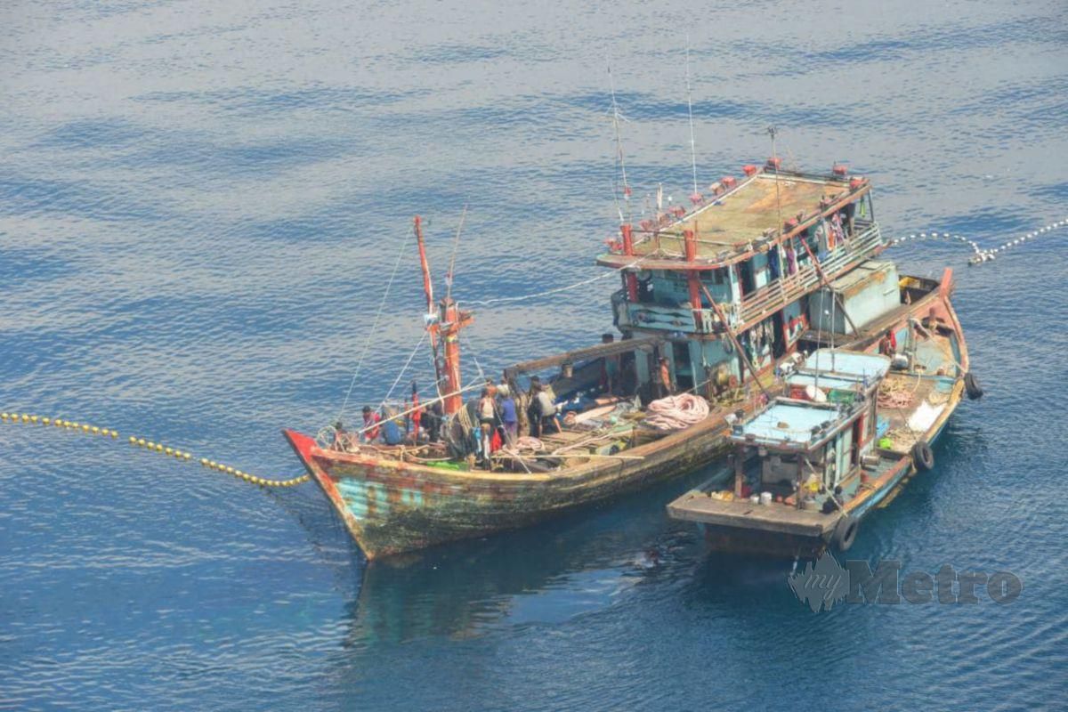 APMM mengusir dua bot nelayan Indonesia bersama 25 kru diusir keluar selepas dikesan menceroboh perairan negara di kedudukan 33 batu nautika barat laut Pulau Jarak, Lumut, semalam. FOTO IHSAN APMM