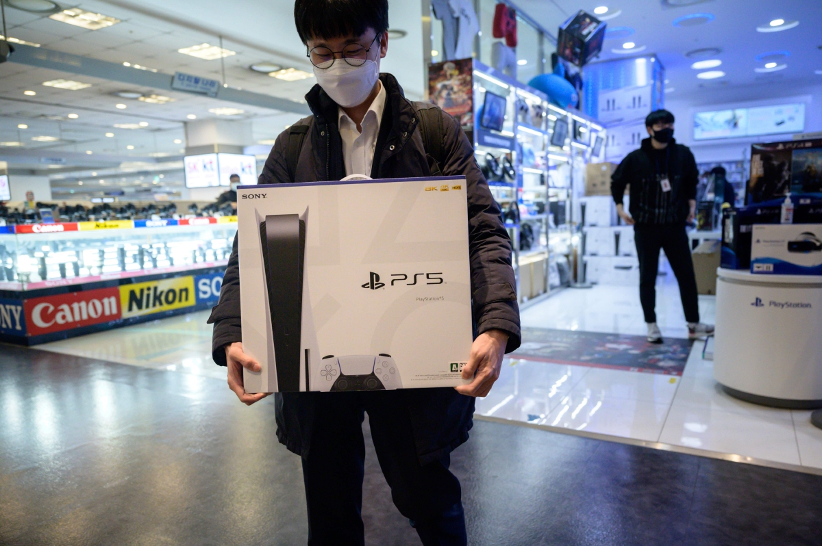 PELANGGAN selesai membeli PS5 di Seoul sebaik saja ia dilancarkan. FOTO AFP