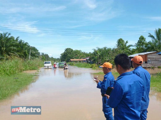 ANGGOTA Jabatan Pertahanan Awam Malaysia (JPAM) memantau keadaan banjir di beberapa kampung sekitar Beaufort. FOTO Erdiehazzuan Ab Wahid
